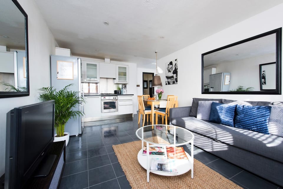 Coffee/tea facilities, Living room, Seating area, Dining area