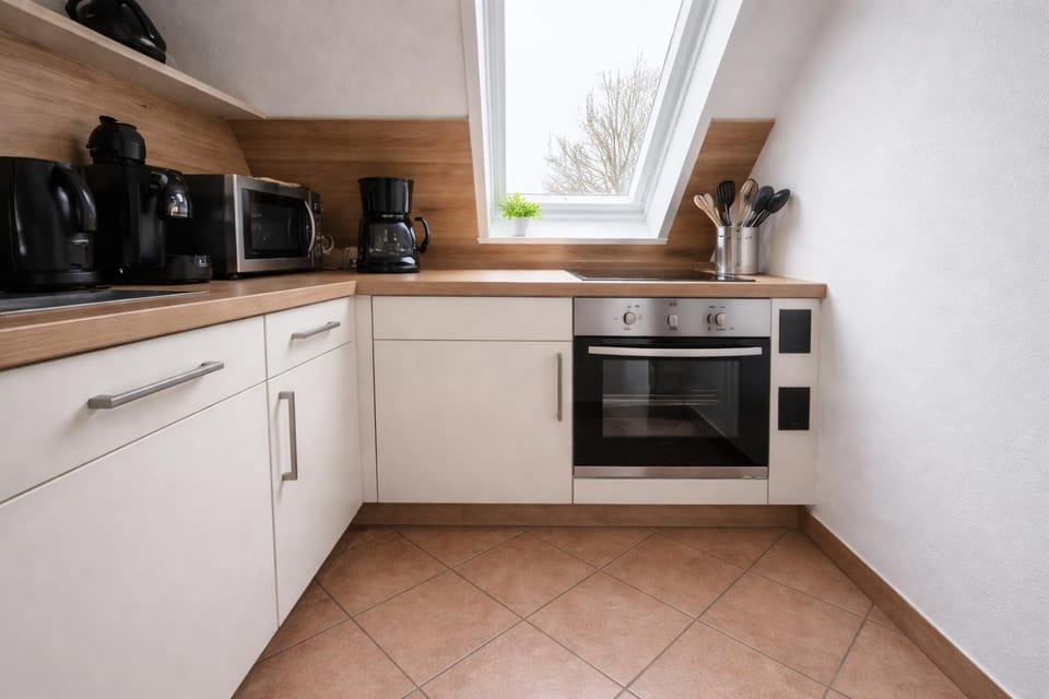 Kitchen or kitchenette, dishwasher, stove