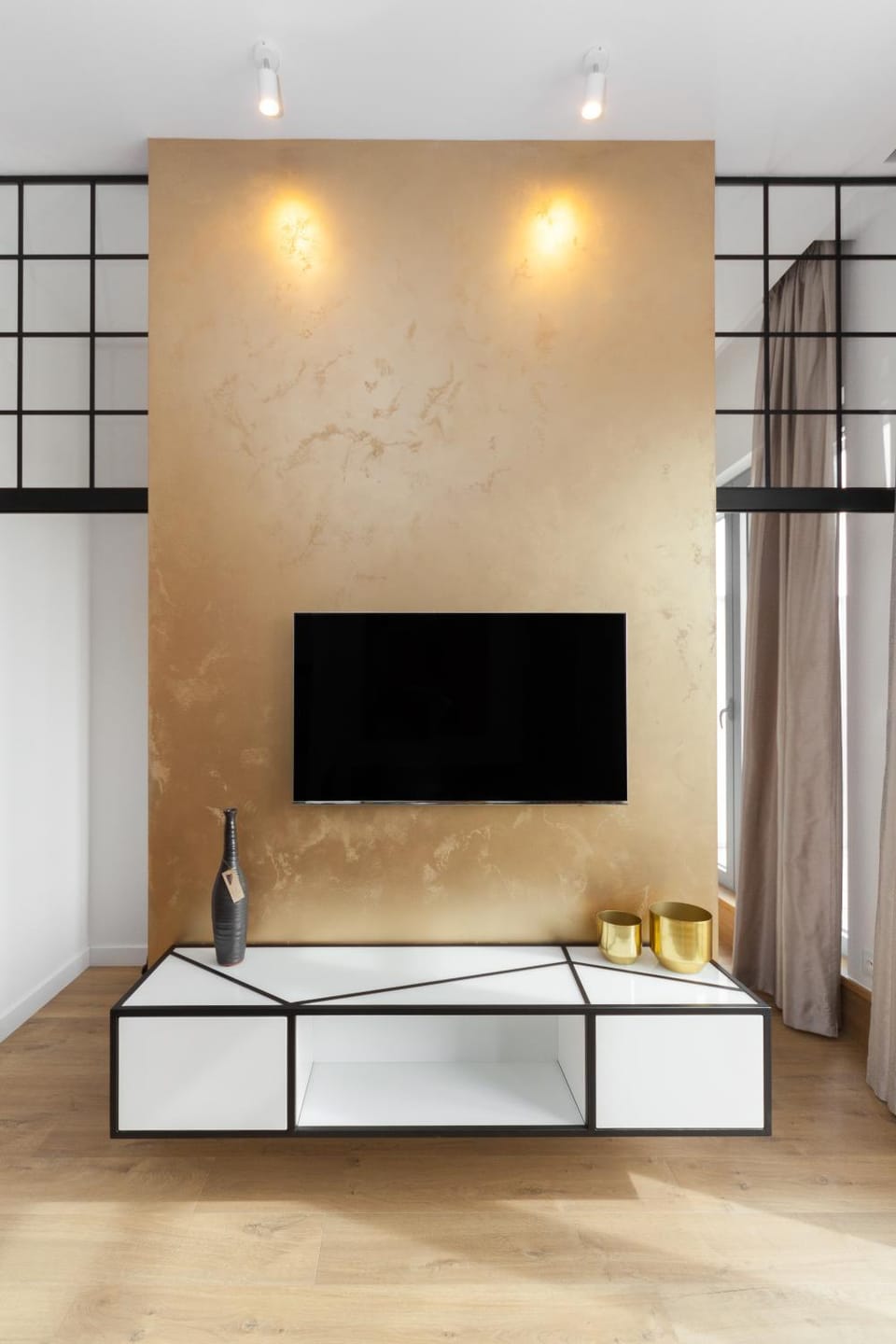 People, Living room, Photo of the whole room, Decorative detail, Family