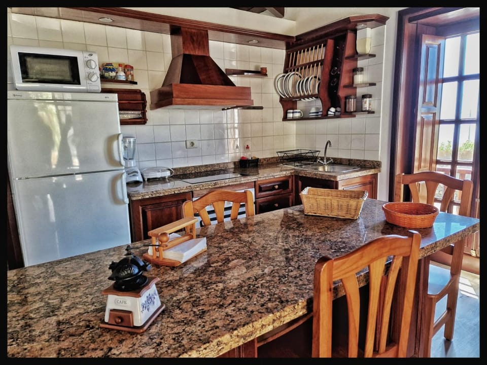 Kitchen or kitchenette, Dining area, stove