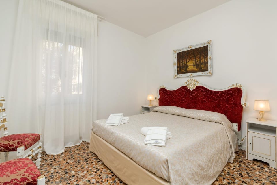 Photo of the whole room, Bedroom, towels