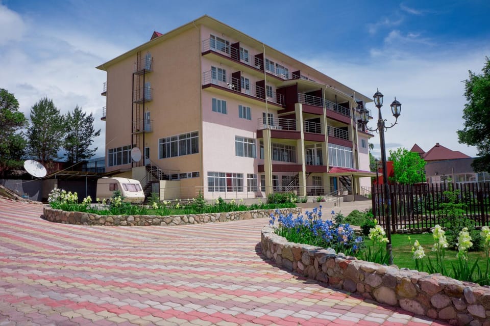 Facade/entrance, Activities, Tennis court, Lake view, Pool view, Street view, Sports