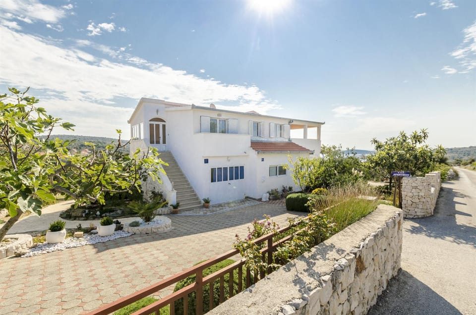 Property building, Patio, Facade/entrance