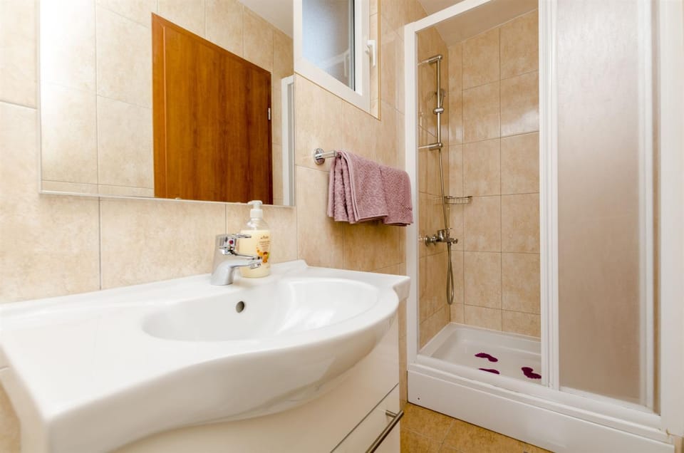 Shower, Toilet, Bathroom, towels