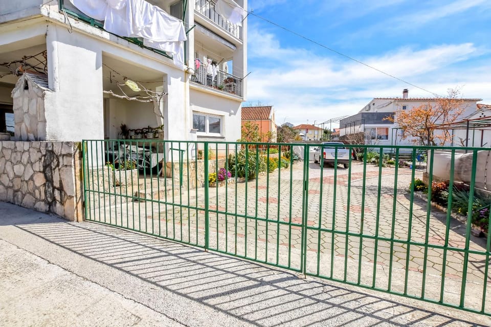 Property building, View (from property/room), Balcony/Terrace, Parking