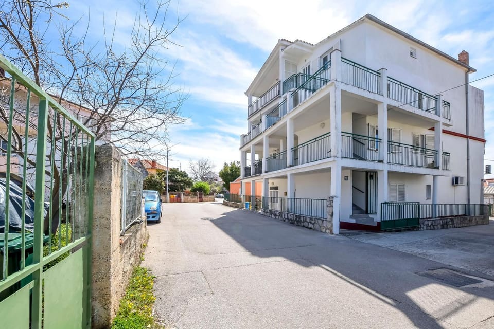 Property building, Facade/entrance, Day, Street view, Location, Parking