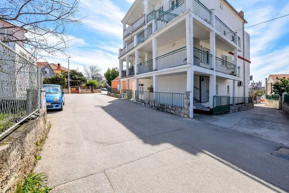 Property building, Facade/entrance, City view, Street view, Location, Parking