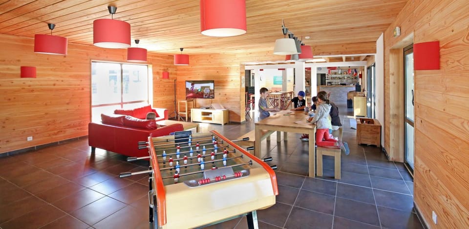 People, TV and multimedia, Lobby or reception