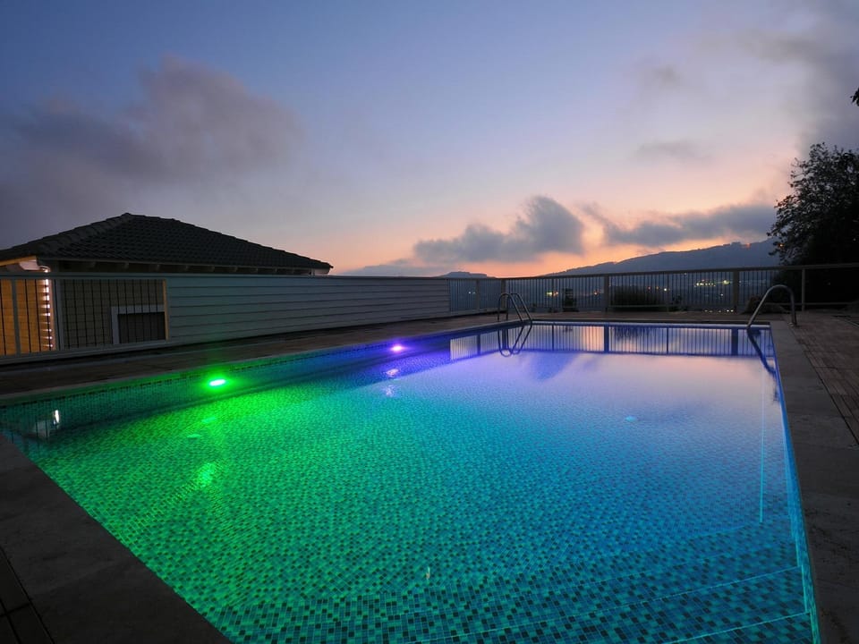 White Suites Chalet in North District