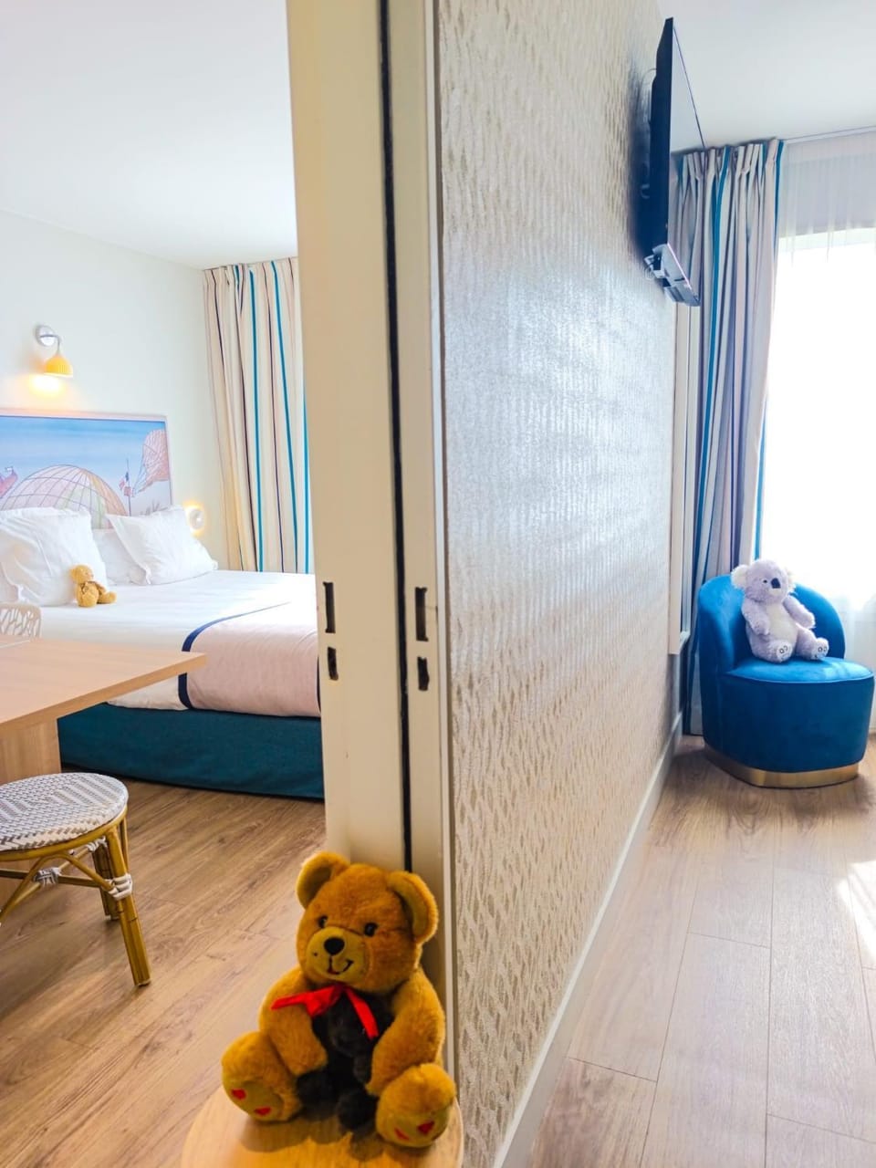 Photo of the whole room, Bedroom