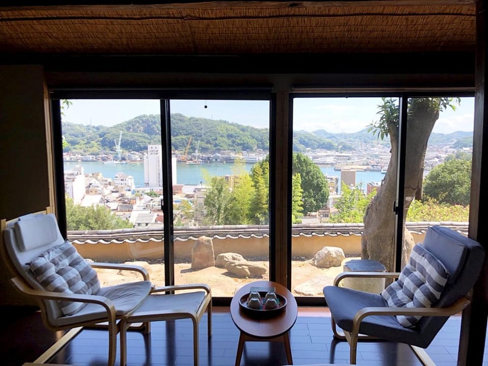 Photo of the whole room, Sea view