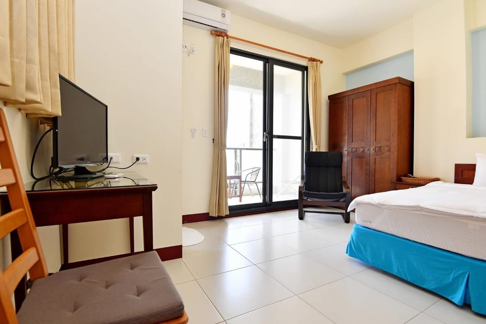 Balcony/Terrace, Photo of the whole room, Decorative detail, Bedroom