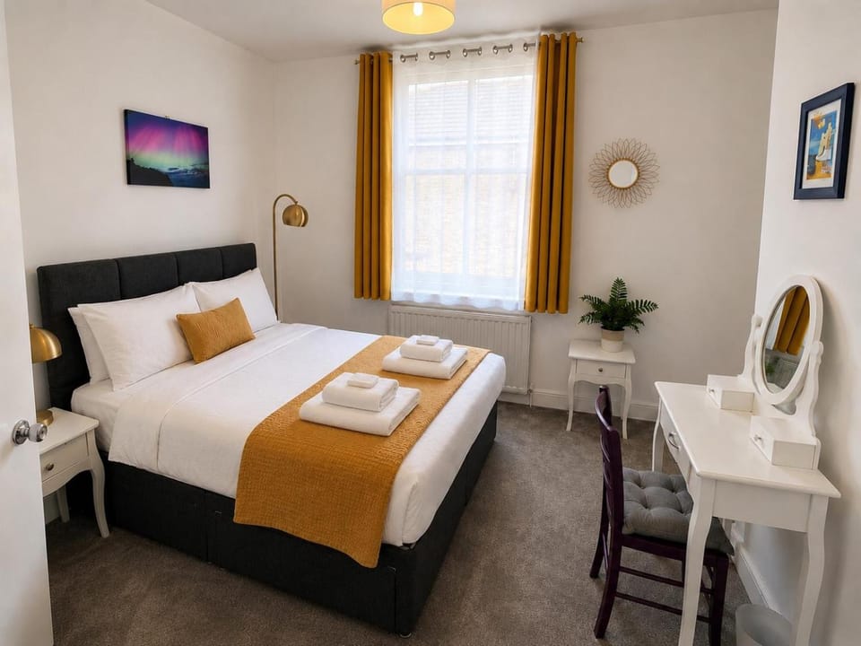 Bed, Bedroom, towels