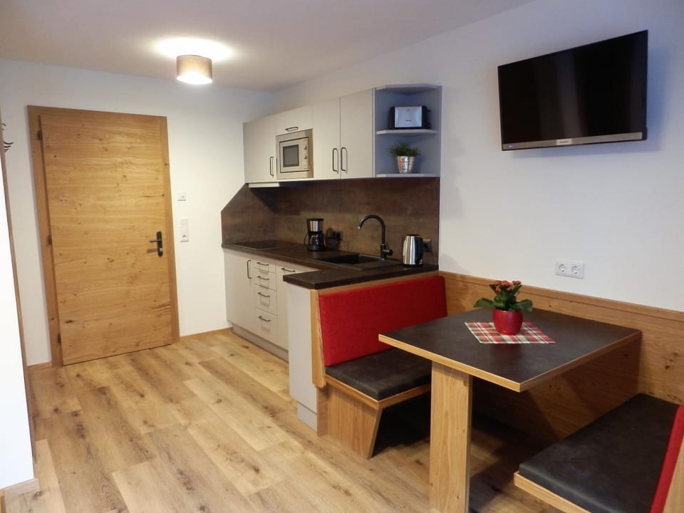 Kitchen or kitchenette, Food and drinks, Decorative detail, Dining area