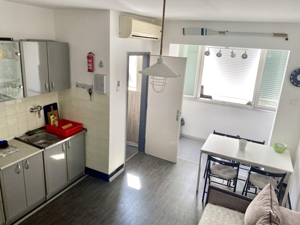 Kitchen or kitchenette, Dining area, oven