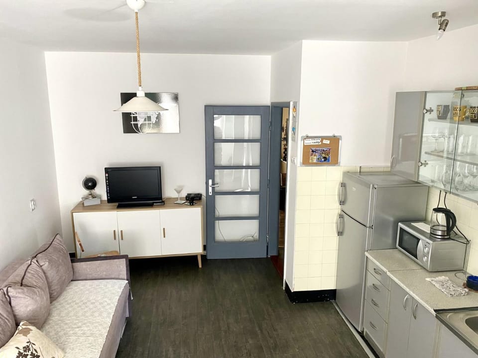 Coffee/tea facilities, Kitchen or kitchenette, Seating area, Dining area, oven, stove
