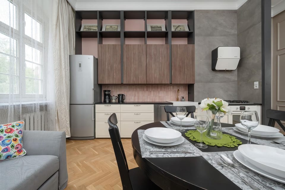 Kitchen or kitchenette, Seating area, Dining area