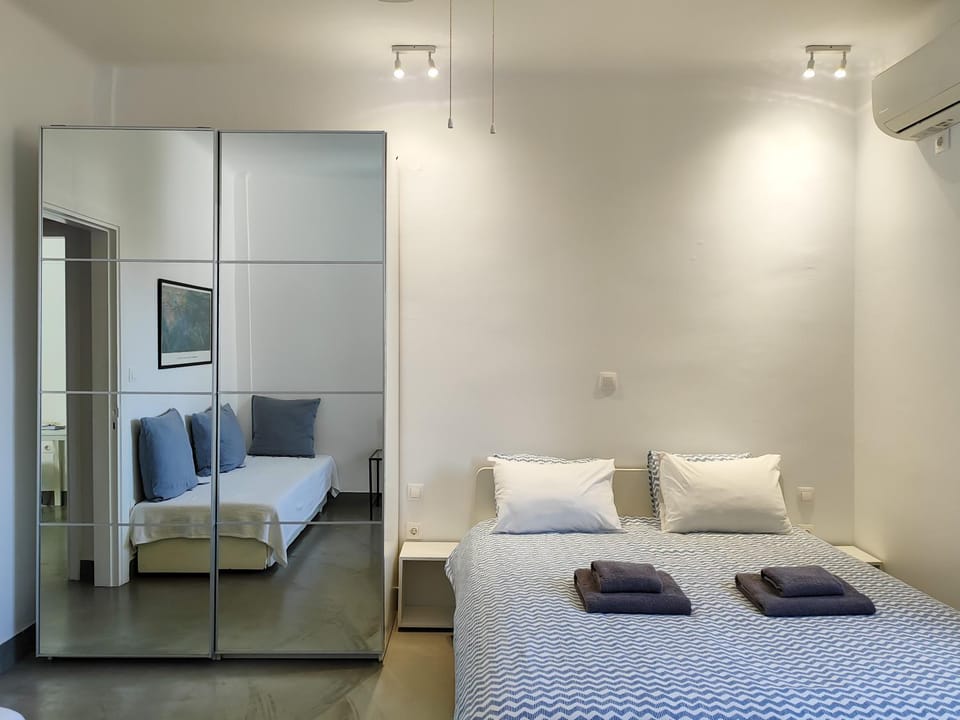 Bed, Bedroom, wardrobe, air conditioner