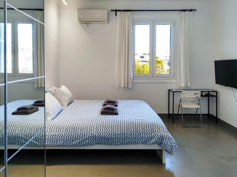 Bed, TV and multimedia, Bedroom, towels, air conditioner