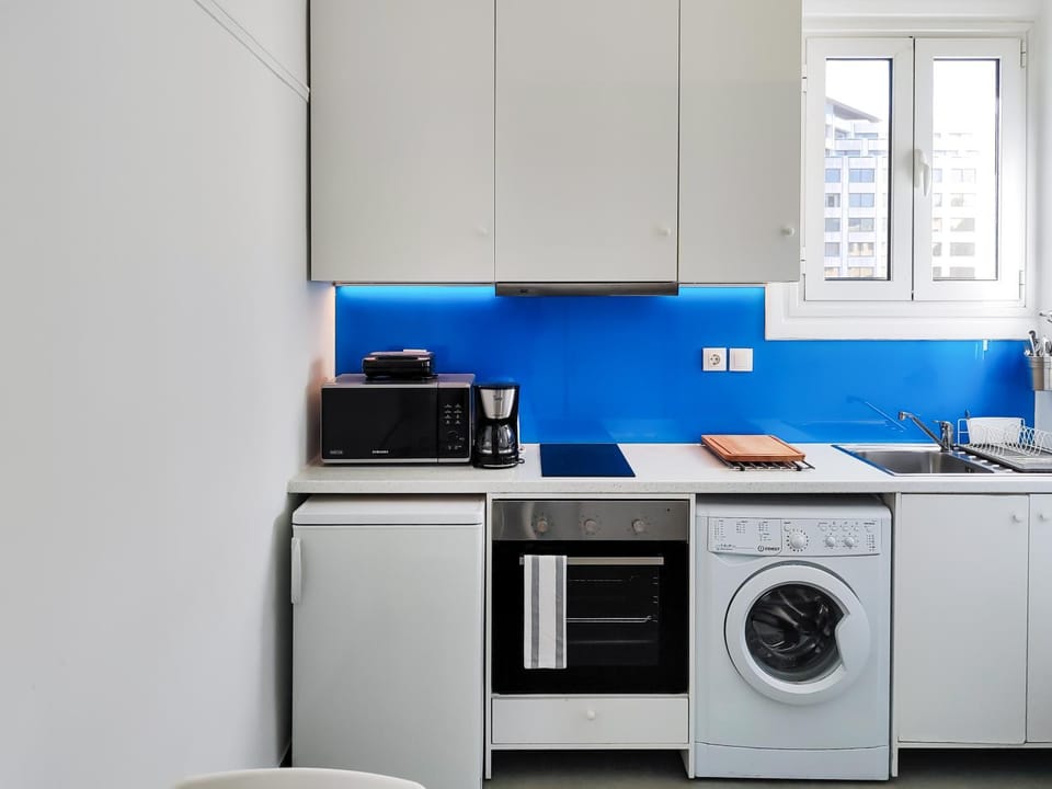 Coffee/tea facilities, Kitchen or kitchenette, microwave, oven, stove, toaster, washing machine