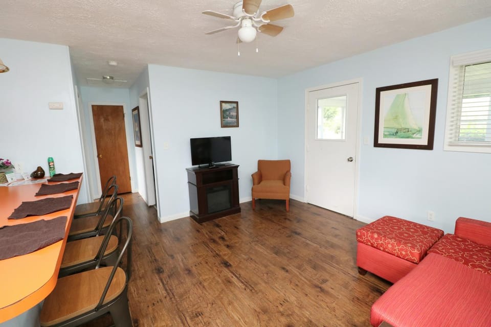 TV and multimedia, Kitchen or kitchenette, Living room, Photo of the whole room, Decorative detail, Seating area, Dining area