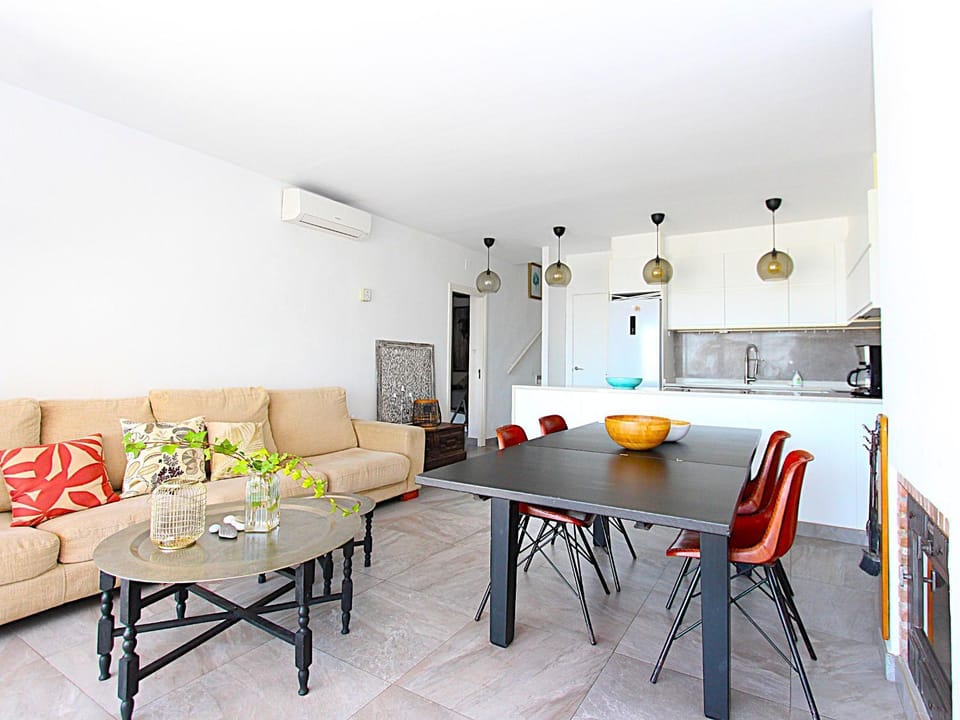 Kitchen or kitchenette, Living room, Seating area, Dining area, air conditioner