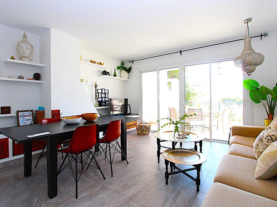 Living room, Seating area, Dining area