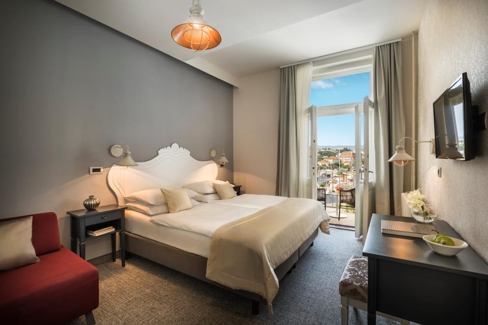 Bed, Balcony/Terrace, Photo of the whole room, Bedroom