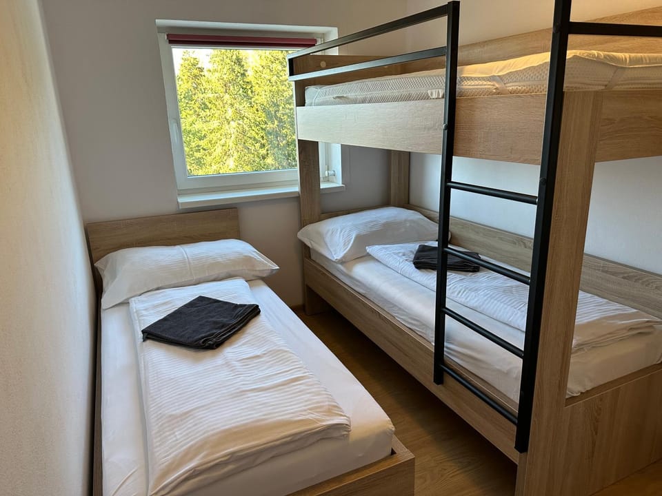 Bedroom, bunk bed