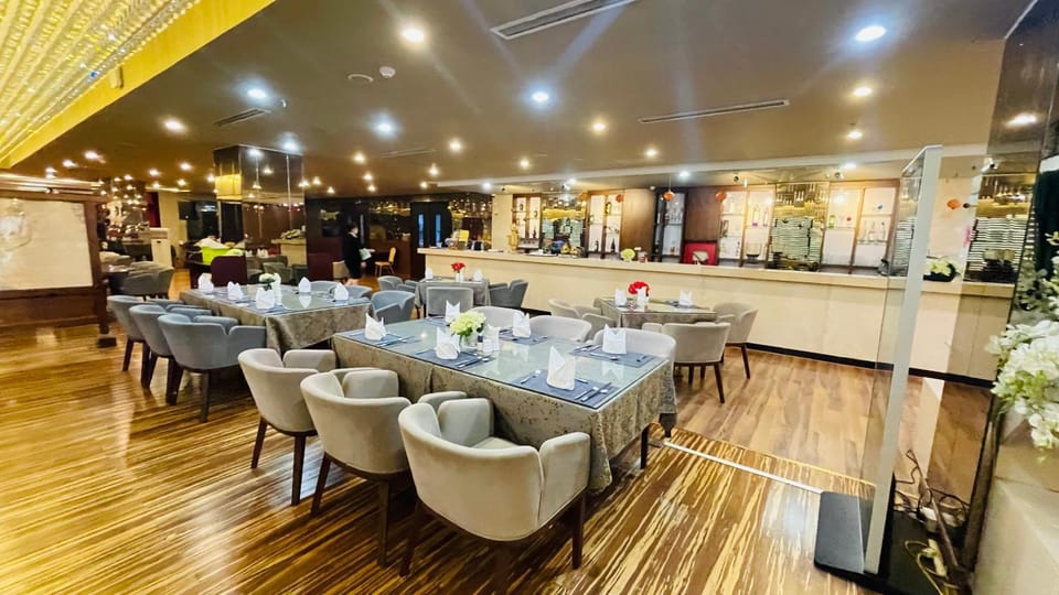 Restaurant/places to eat, Lounge or bar, Banquet/Function facilities