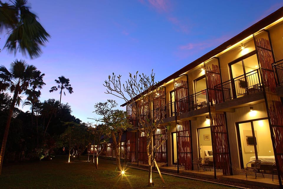 Property building, Garden, Garden, Balcony/Terrace, Balcony/Terrace, Seating area, Bedroom, Garden view, Garden view, Sunset