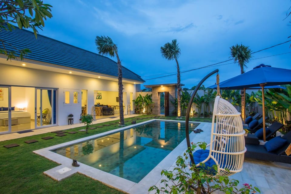 Seating area, Swimming pool, Swimming pool