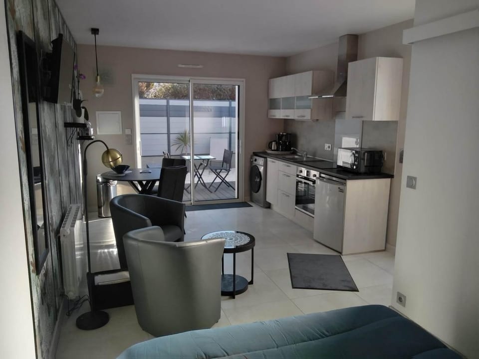 Kitchen or kitchenette, Living room, Seating area, Dining area, minibar, pet friendly, stove