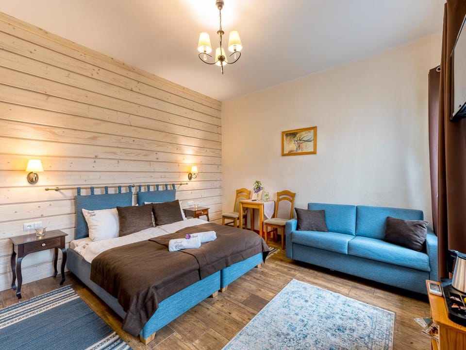 Bed, TV and multimedia, Other, Photo of the whole room, Decorative detail, Seating area, Bedroom, Area and facilities