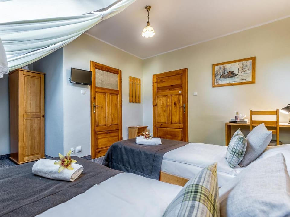 Bed, TV and multimedia, Photo of the whole room, Decorative detail, Bedroom