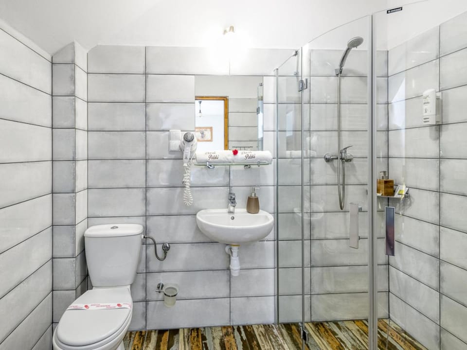 Shower, Toilet, Bathroom, Other, Decorative detail, towels
