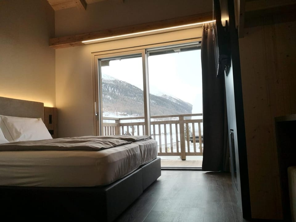 Balcony/Terrace, Mountain view