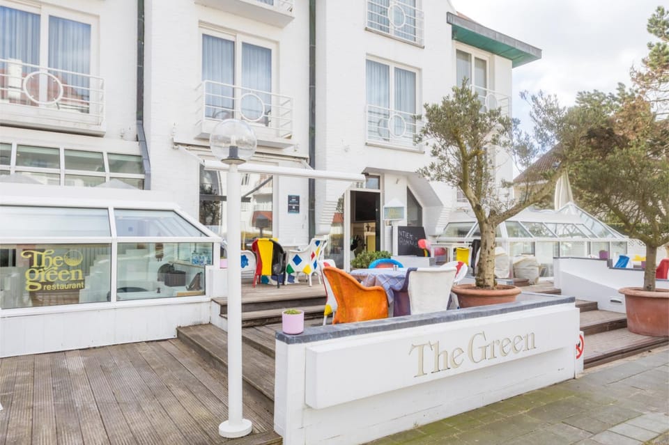 Property building, Facade/entrance, Balcony/Terrace, Decorative detail