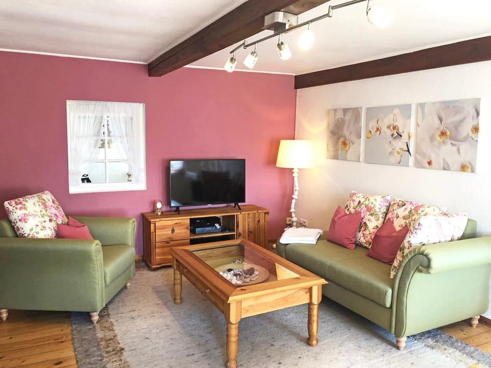 TV and multimedia, Living room, Seating area, Evening entertainment