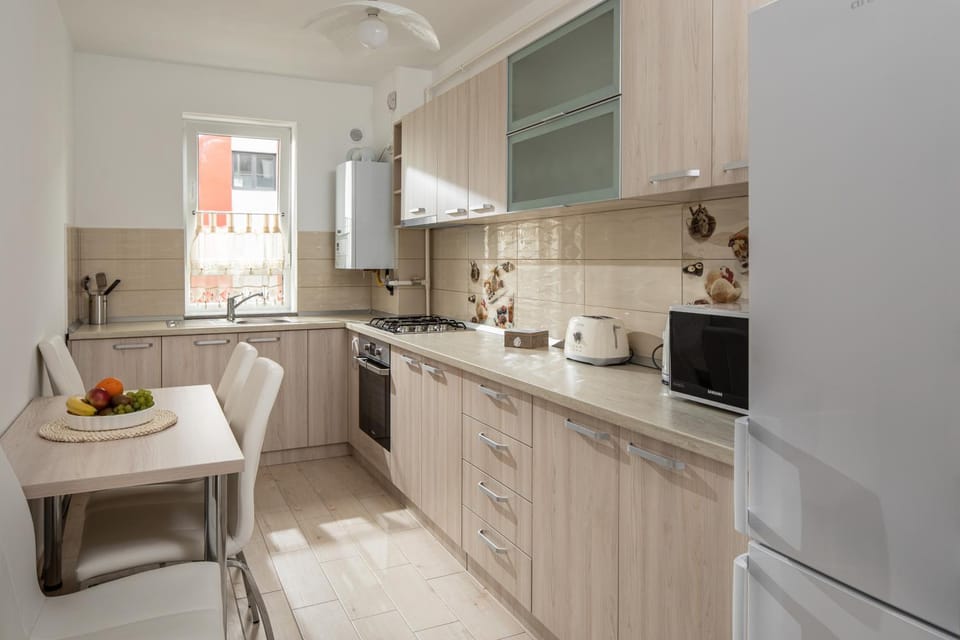 Kitchen or kitchenette, Food and drinks, Decorative detail, Dining area, Non alcoholic drinks