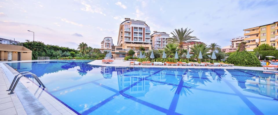 Property building, Day, Pool view, Swimming pool