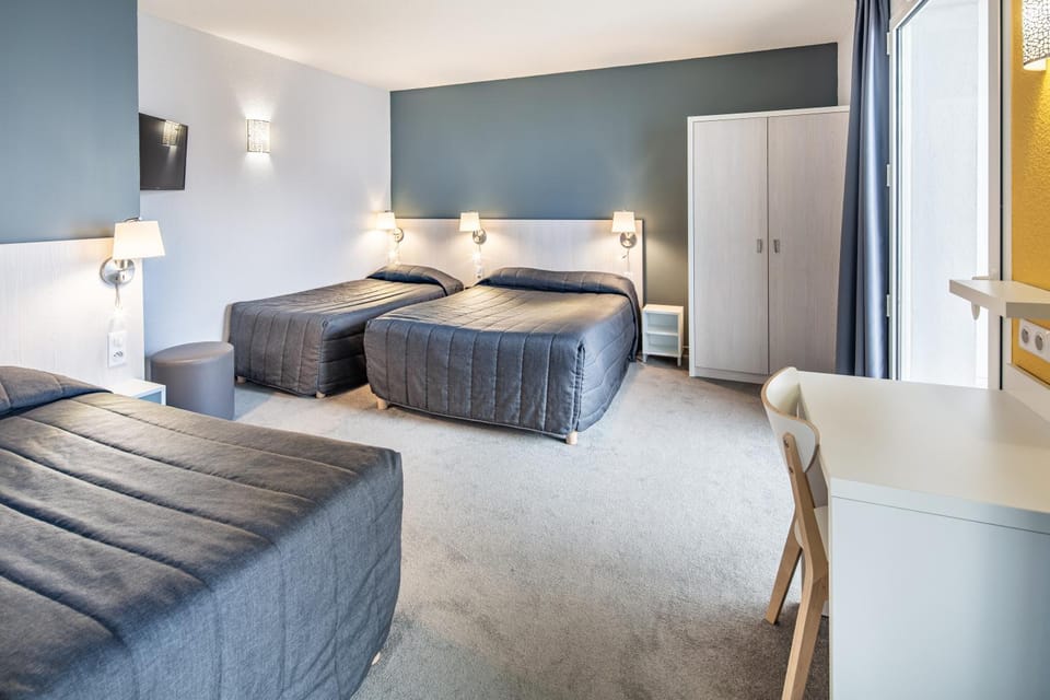 Bed, Photo of the whole room, Bedroom, Family