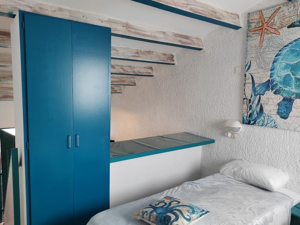 Bed, Photo of the whole room, Bedroom, wardrobe