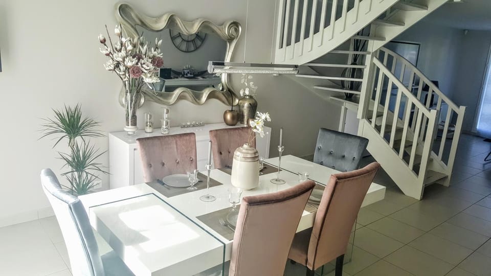 Dining area, Lunch, Dinner