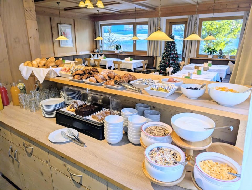 Continental breakfast, Buffet breakfast