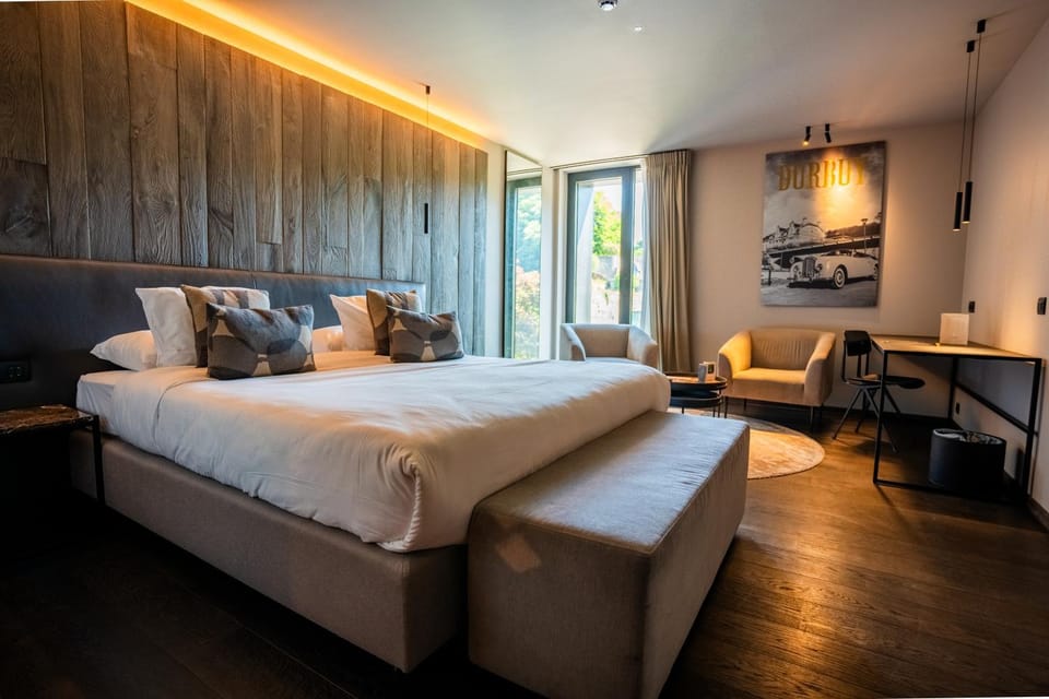Bed, Living room, Photo of the whole room, Seating area, Bedroom