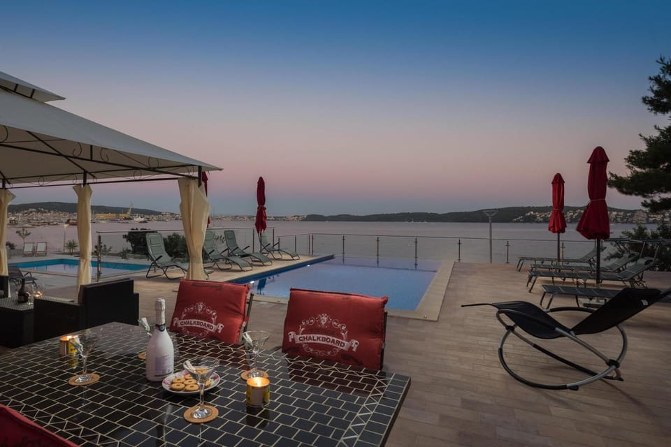 Balcony/Terrace, Beach, Pool view, Sea view, Swimming pool, Swimming pool