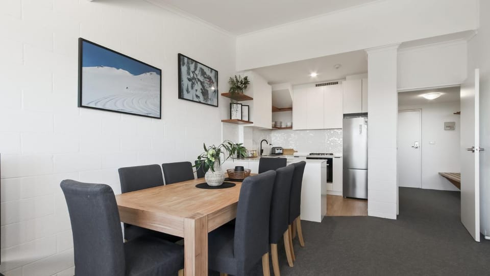 Kitchen or kitchenette, Dining area