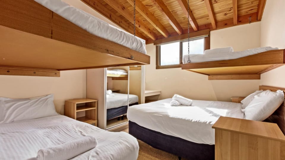 Bedroom, bunk bed