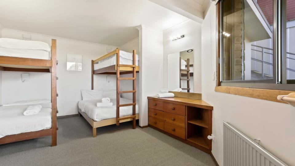 Bedroom, bunk bed